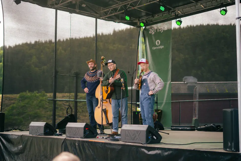 Band med kontrabass på utescenen