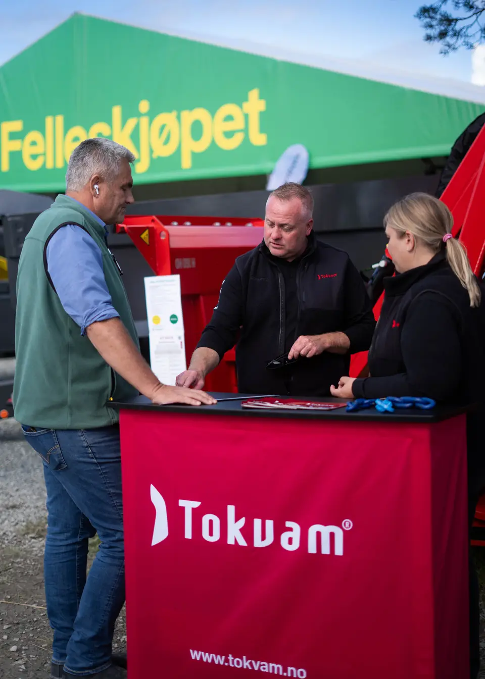 Samtale ved Tokvam-standen under Felleskjøpet-teltet